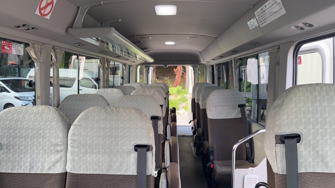 Coaster 24 座中巴車內